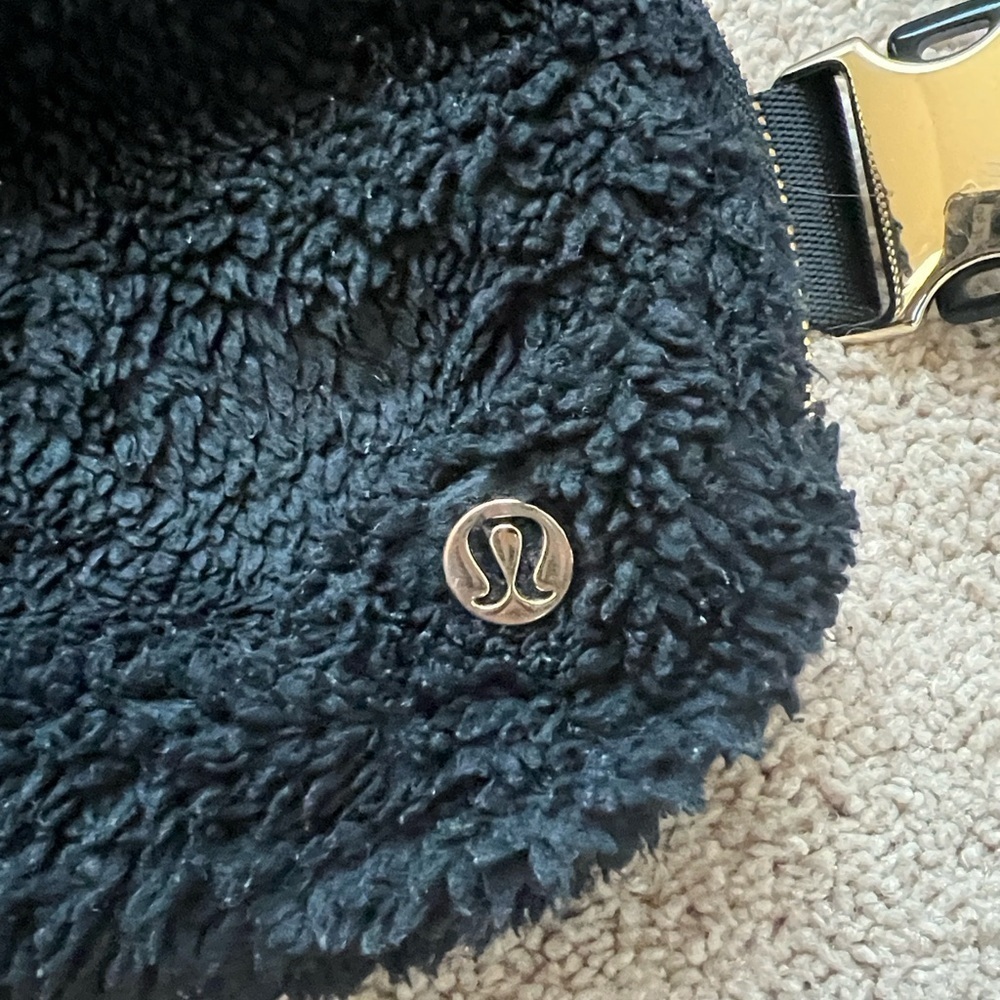 Lululemon Black Fleece Belt Bag with Gold Zipper - Picture 3 of 8